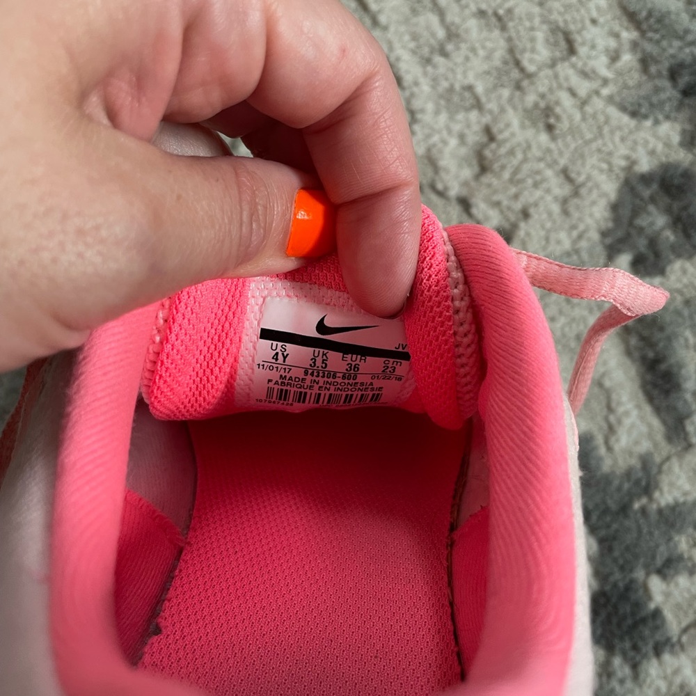 Youth pink Nike sneakers size 4 - Picture 6 of 6